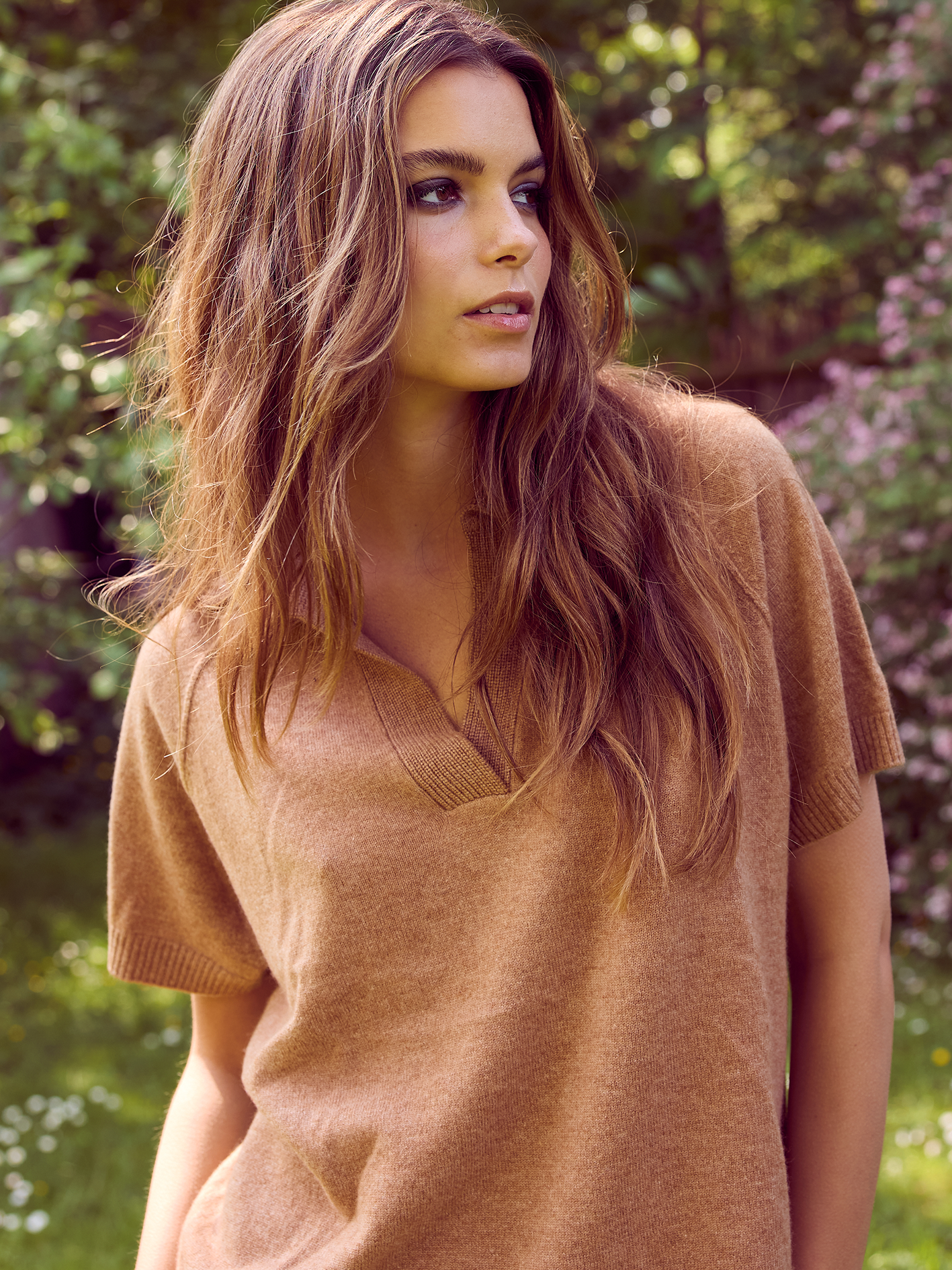 Blød Polo cashmere t-shirt i brun caramel fra Wuth Copenhagen
