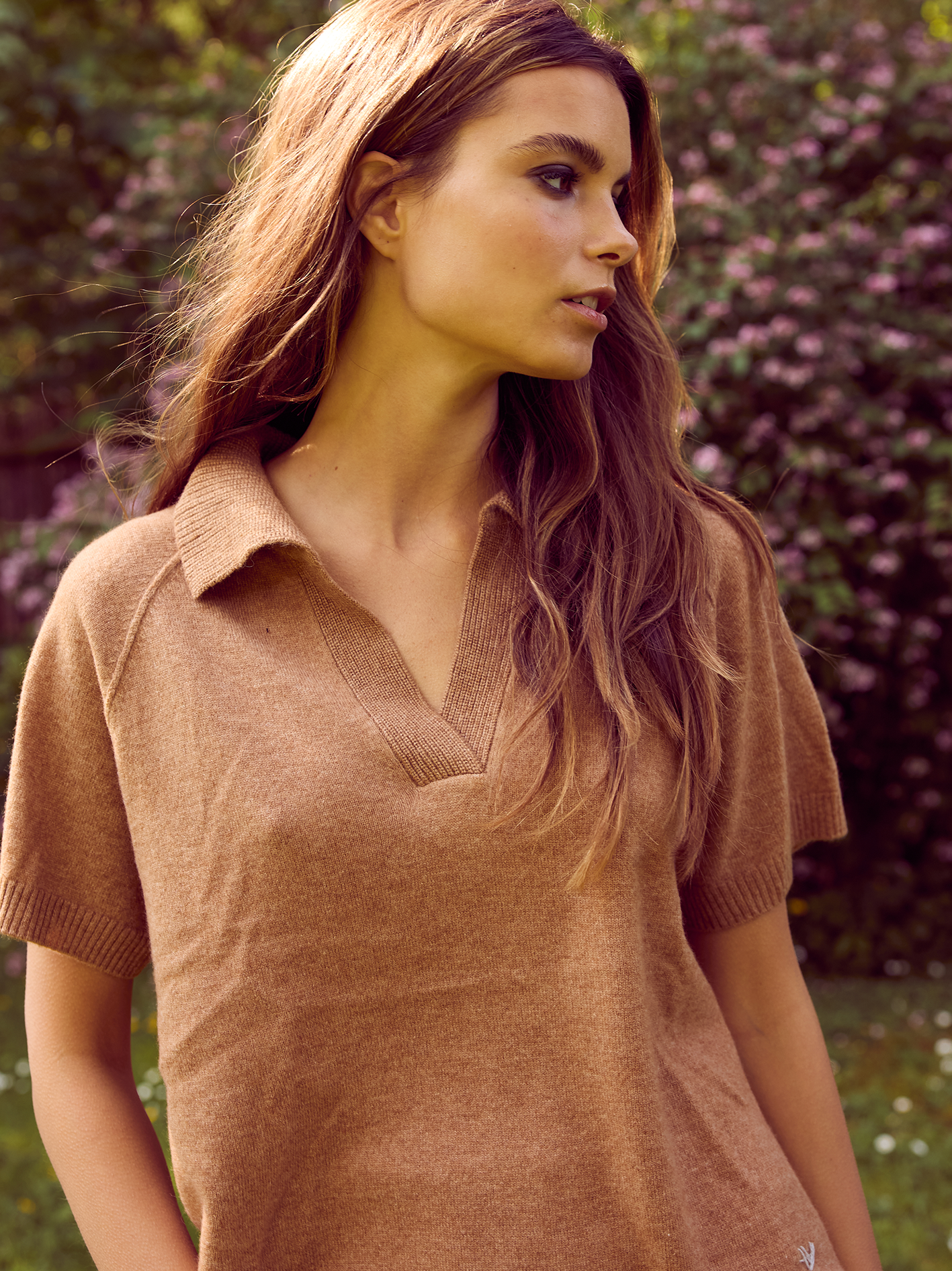 Blød Polo cashmere t-shirt i brun caramel fra Wuth Copenhagen