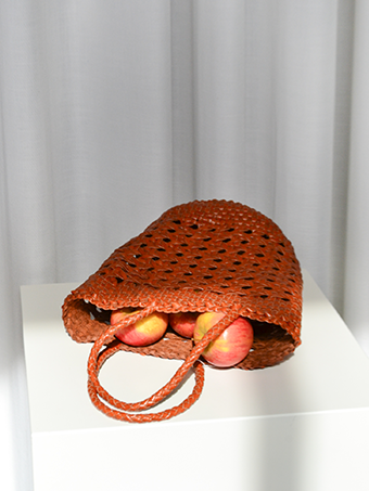 Bucket Bag - Wuth Copenhagen - Rund fletstaske i 100% håndflettet læder med håndstropper