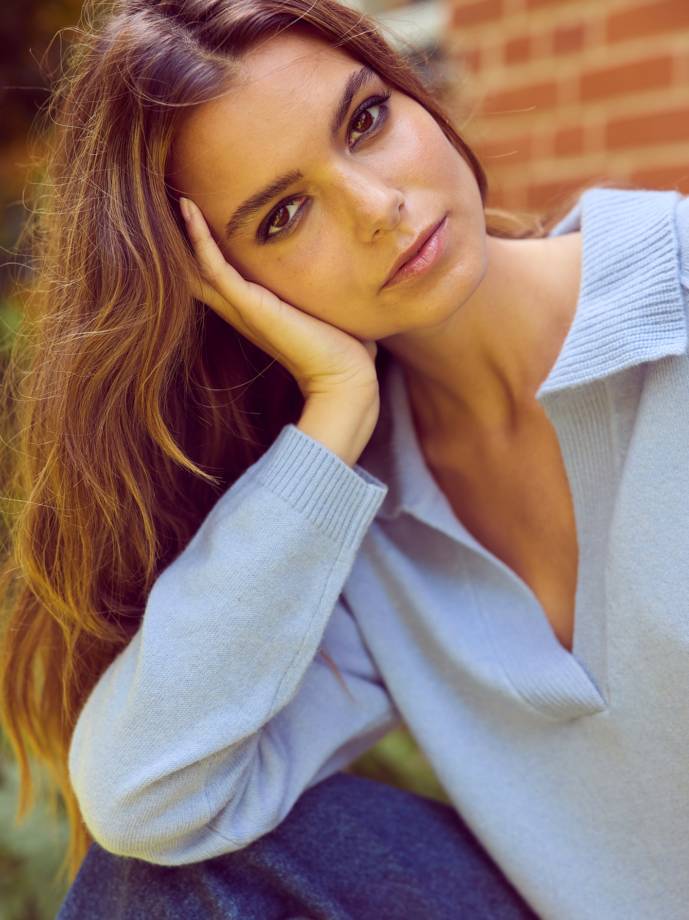 Flotteste lyseblå cashmere Polo Sweater på model.