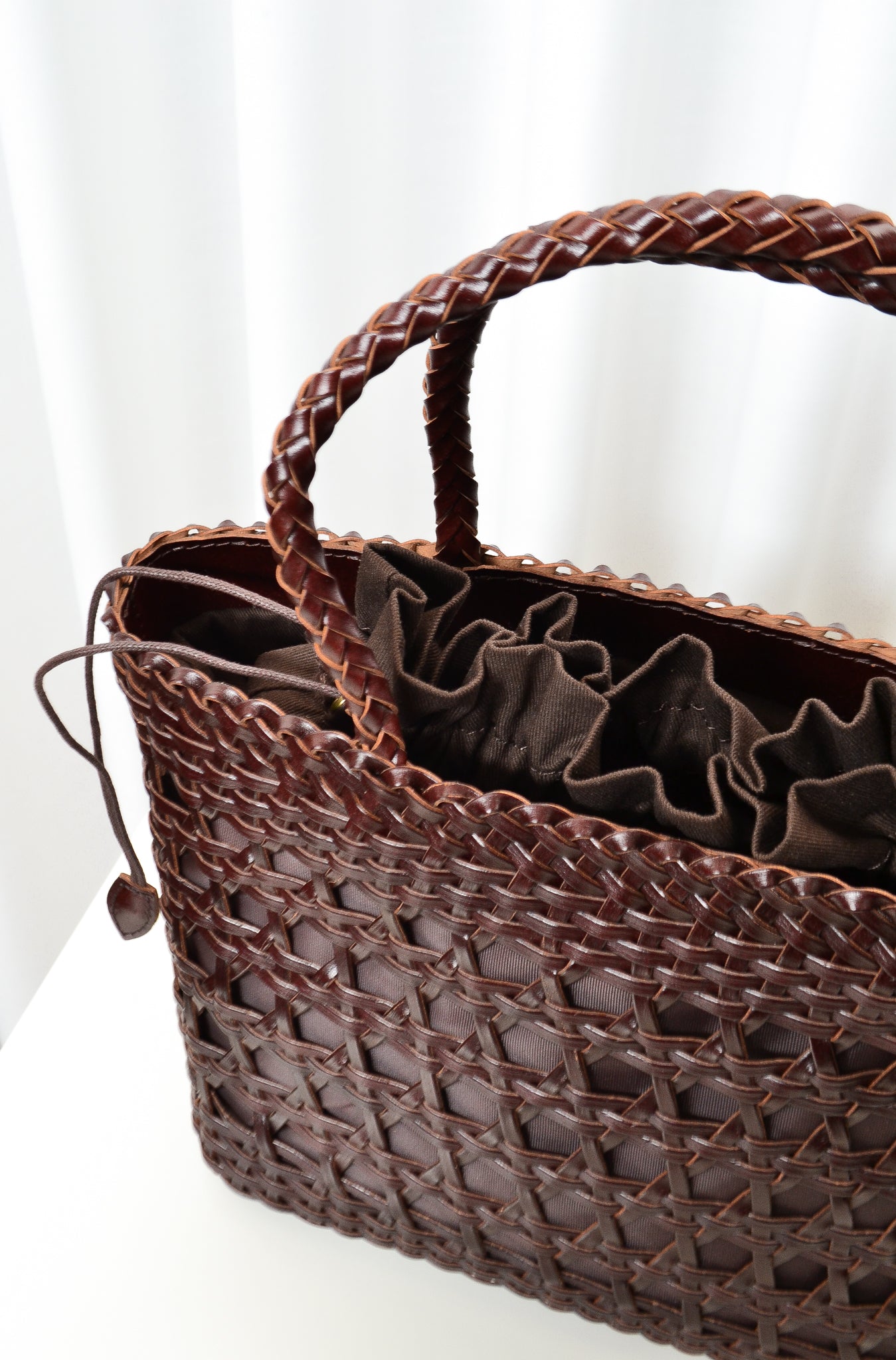 Mindy Bag - Wuth Copenhagen - Taske i 100% håndflettet læder med håndstropper