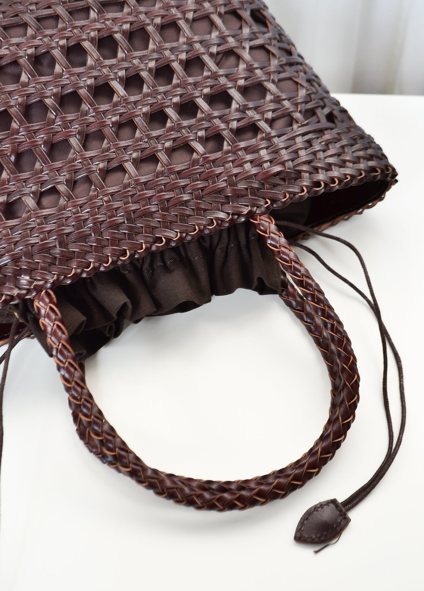 Mindy Bag - Wuth Copenhagen - Taske i 100% håndflettet læder med håndstropper