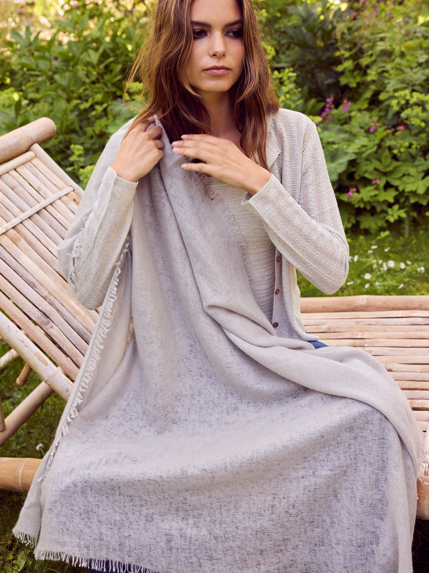 Vævet cashmere tørklæde i grå fra Wuth Copenhagen