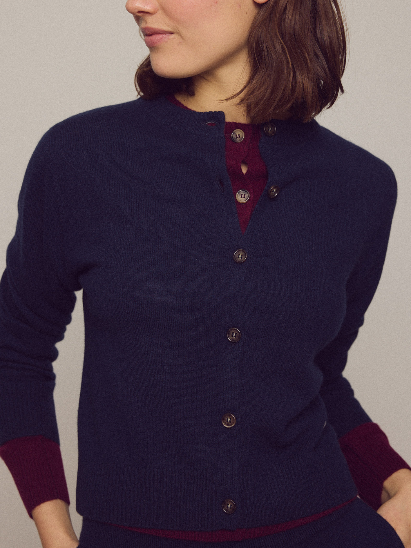 Sofia Cardigan - Wuth Copenhagen - Tidløs Cashmere cardigan i navy