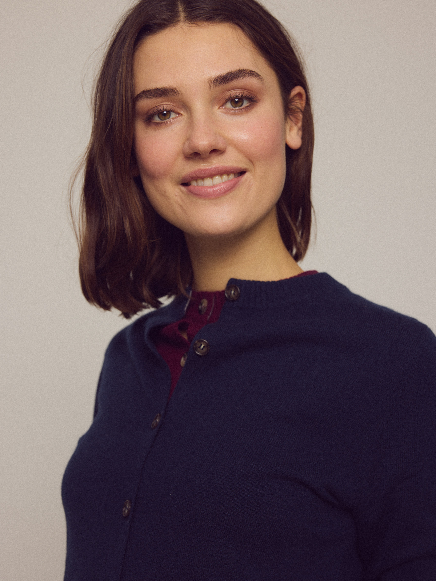 Sofia Cardigan - Wuth Copenhagen - Tidløs Cashmere cardigan i navy