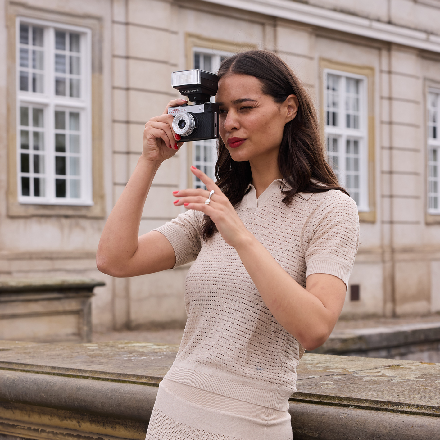 Kollektion A French Getaway er inspireret af Paris’ elegance og den ubesværede charme fra den franske riviera. Shop sommerens fineste styles i lette og naturlige materialer