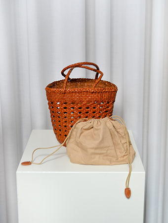 Bucket Bag - Wuth Copenhagen - Rund fletstaske i 100% håndflettet læder med håndstropper