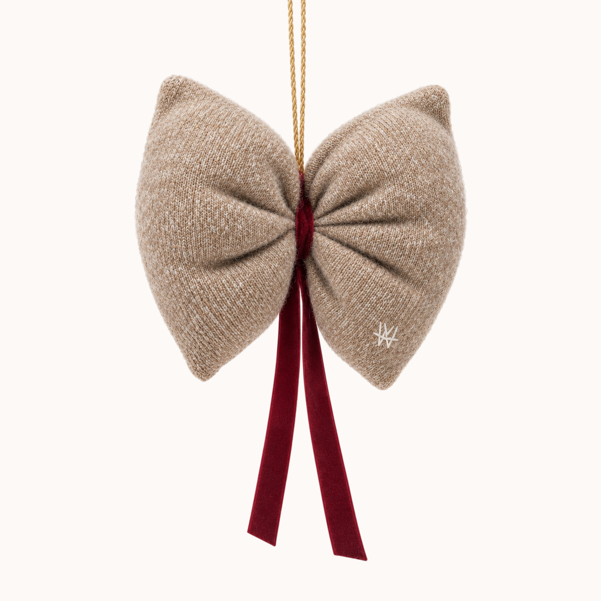 Stor caramel melange cashmere sløjfe med dekorative bånd og broderet W – julepynt fra Wuth Copenhagen.