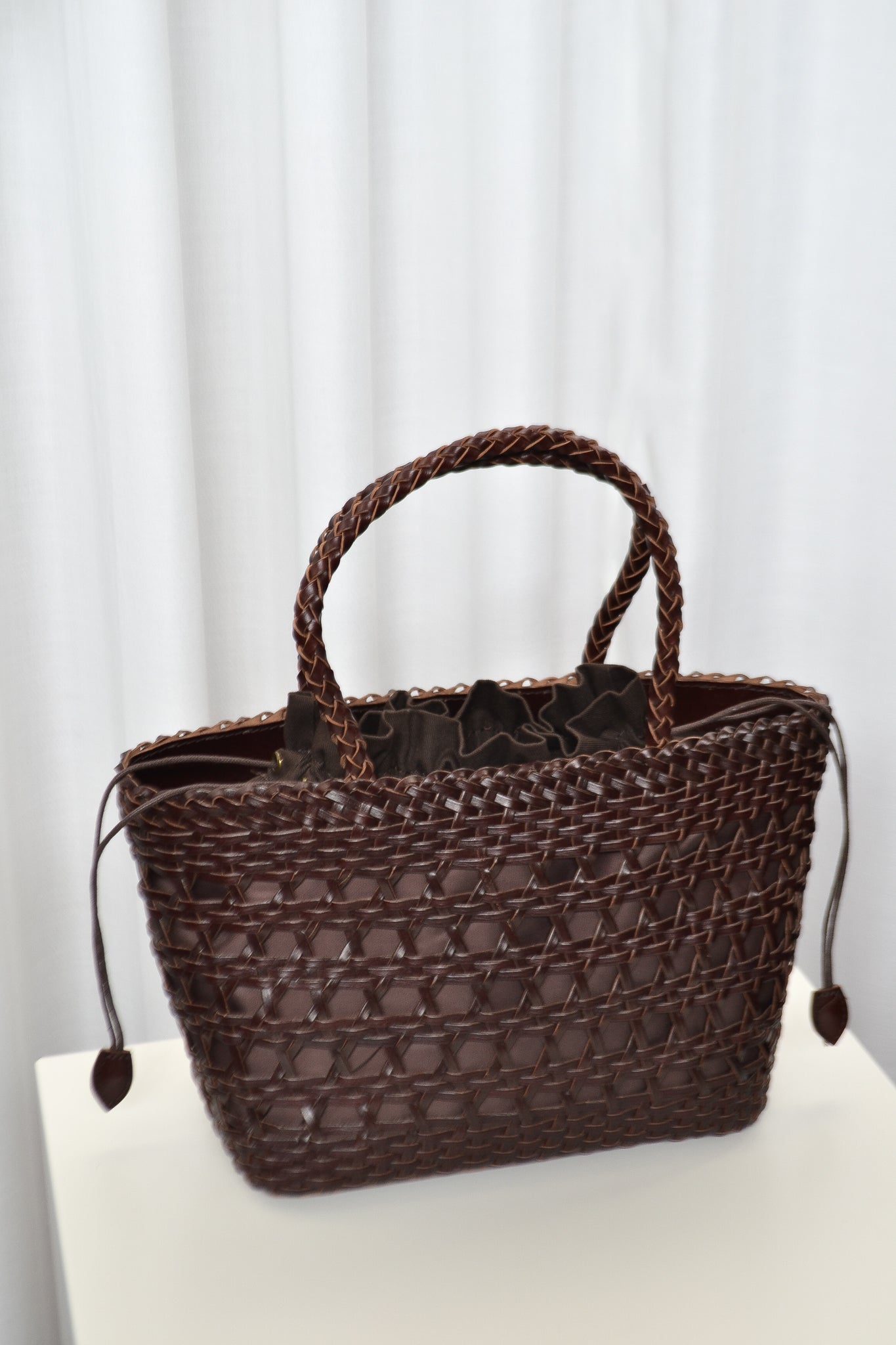 Mindy Bag - Wuth Copenhagen -Taske i 100% håndflettet læder med håndstropper