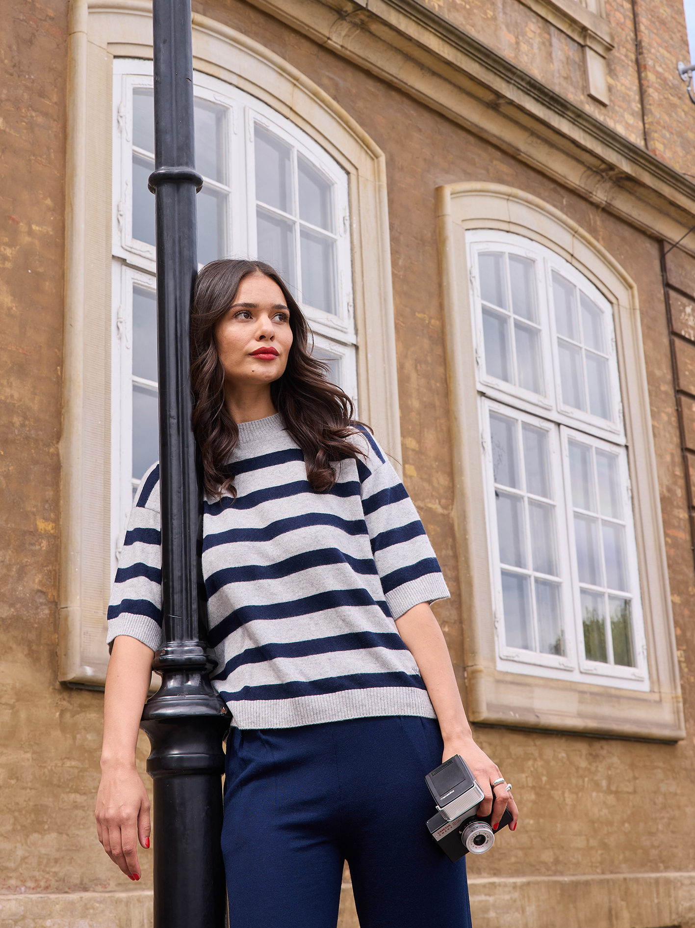 Stribet Oversize T-shirt - Wuth Copenhagen - Stribet cashmere t-shirt i lysegrå og navy