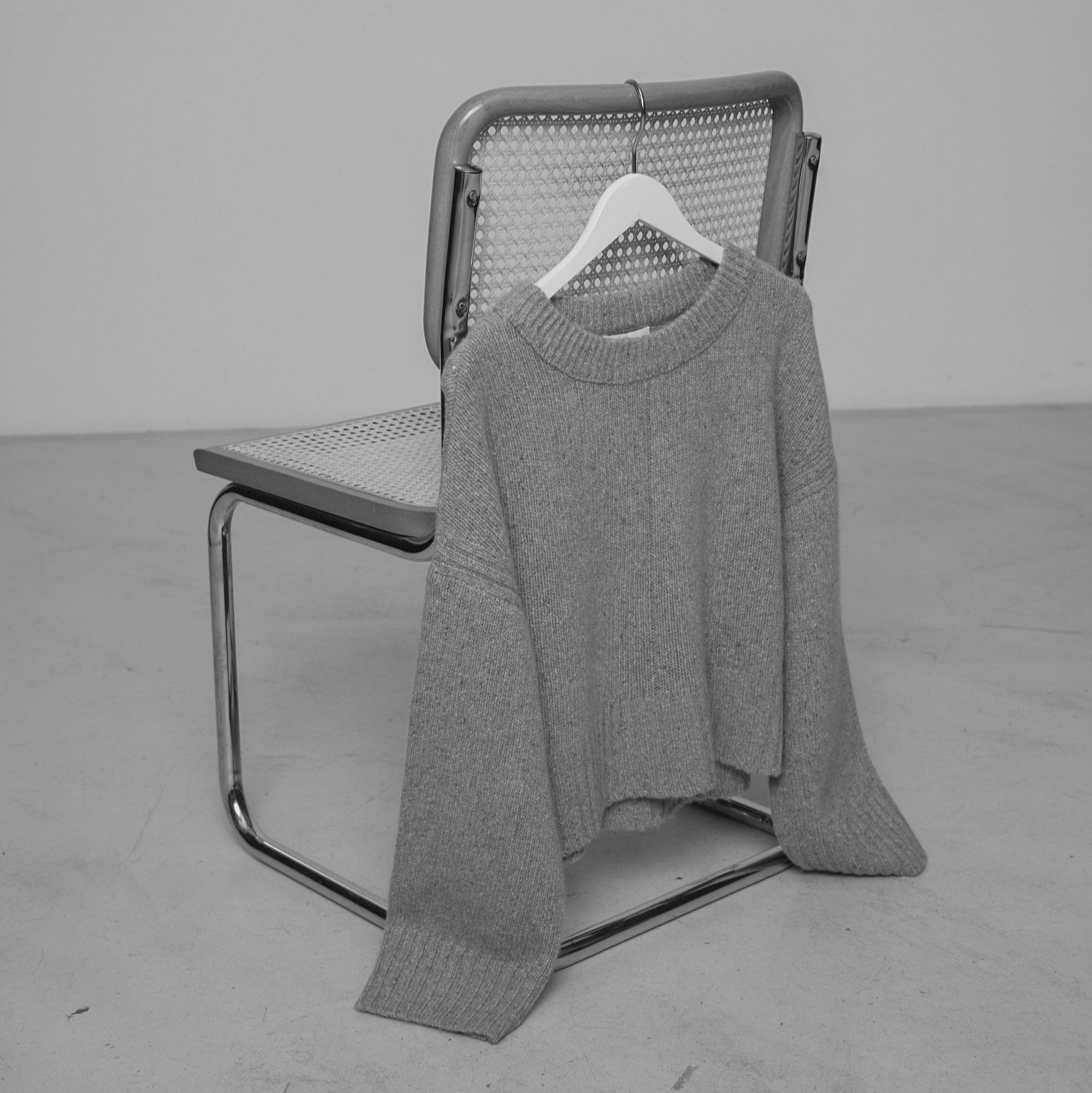 Wuth Copenhagen er et dansk luksusbrand, der omfavner naturlige materialer, med cashmere som hjertet af vores kollektioner. Vi skaber tidløse, sofistikerede designs, der forener høj kvalitet med moderne elegance.