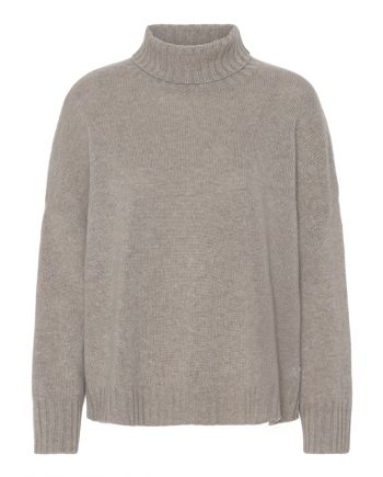 Eva turtleneck in 100% superior cashmere from Inner Mongolia from Wuth Copenhagen.  In a classic sand beige color.