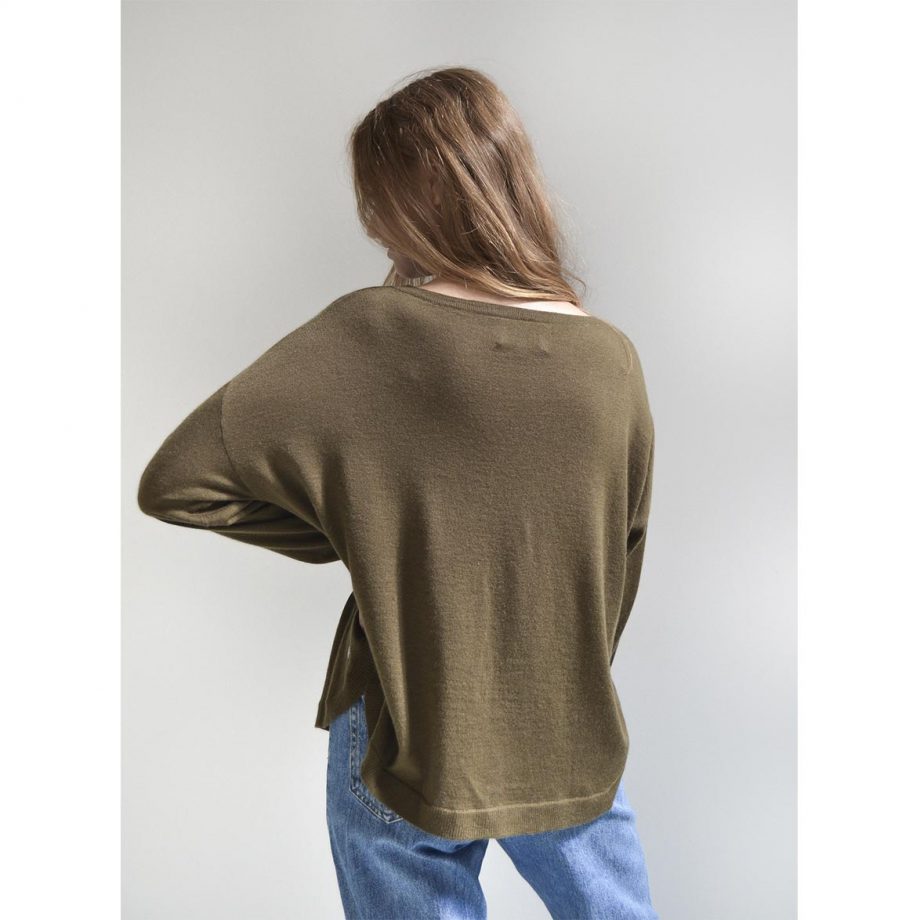 Vores model i Julie Pullover i en flot olivengrøn farve. Oversize sweater med bådudskæring.