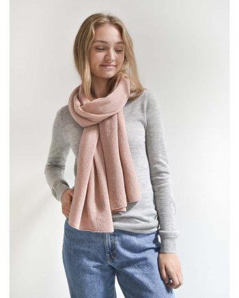 Our finest cashmere scarf in a light pink color. 100% premium cashmere from Inner Mongolia.