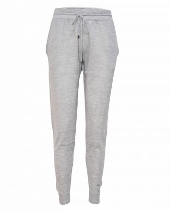 Wuth Copenhagen's cashmere pants in 100% premium cashmere from Inner Mongolia. Get them in a light grey shade. These pants are perfect as homewear and loungewear.