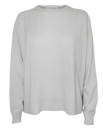Vores nye cashmere bluse, Victoria Pullover, med oversize fit og klassiske farver til foråret.