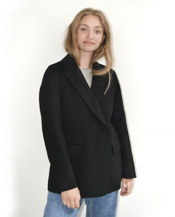 Classic cashmere blazer from Wuth Copenhagen. Fits perfectly over at thin cashmere blouses, or a white t-shirt.