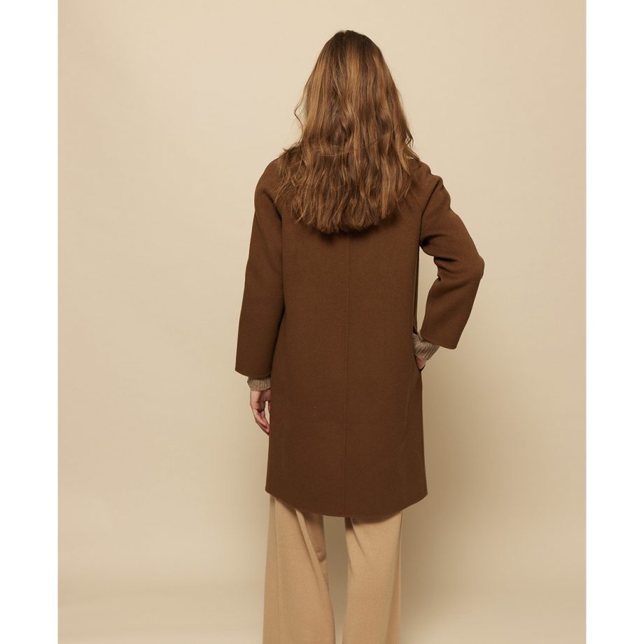 Women's cashmere overcoat from Wuth Copenhagen. 85% wool and 15% cashmere mix from Wuth Copenhagen