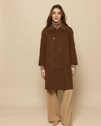 Women's cashmere overcoat from Wuth Copenhagen. 85% wool and 15% cashmere mix from Wuth Copenhagen.