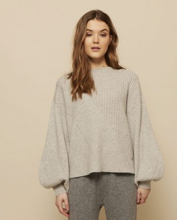 Wuth Copenhagen's wave-structured sweater in 100% heavy knit cashmere from Inner Mongolia with round neckline, balloon sleeves, classic fit, and rib knit neck.