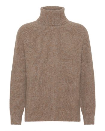 Wuth Copenhagen's oversize, ribbed turtleneck sweater in 100% premium heavy cashmere knit from Inner Mongolia with high, folded neckline, raglan sleeves.