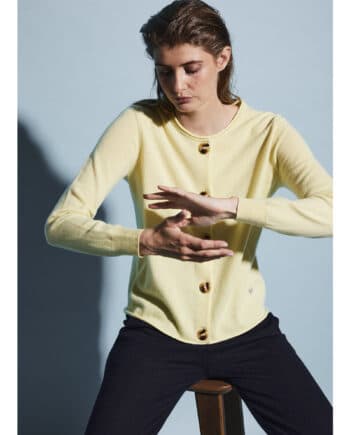 Cashmere cardigan med oversize fit fra Wuth Copenhagen. Nyeste SS22 kollektion i fine lyse toner som gul og lyserød.