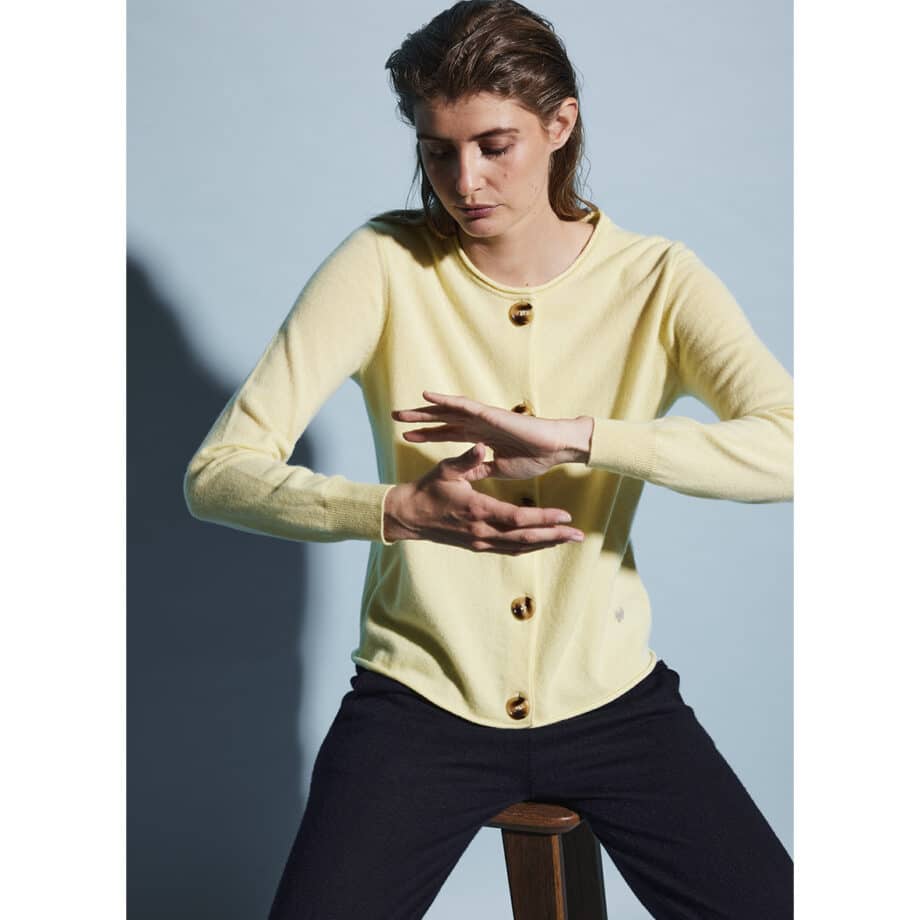 Cashmere cardigan med oversize fit fra Wuth Copenhagen. Nyeste SS22 kollektion i fine lyse toner som gul og lyserød.