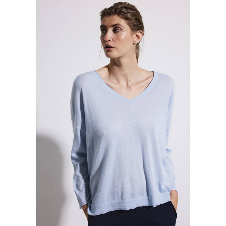 Boxy Cashmere V-neck Sweater from Wuth Copenhagen. 100% superior cashmere styles for everyone.